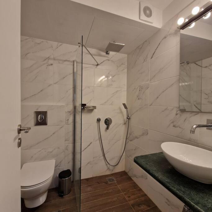 Chic Apt Near Acropolis - Avdi Square Atenas Exterior foto