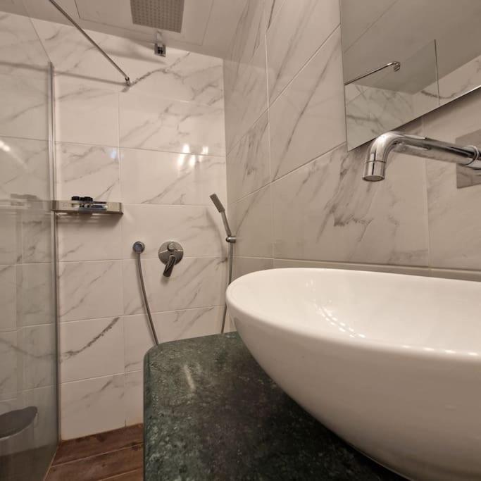 Chic Apt Near Acropolis - Avdi Square Atenas Exterior foto