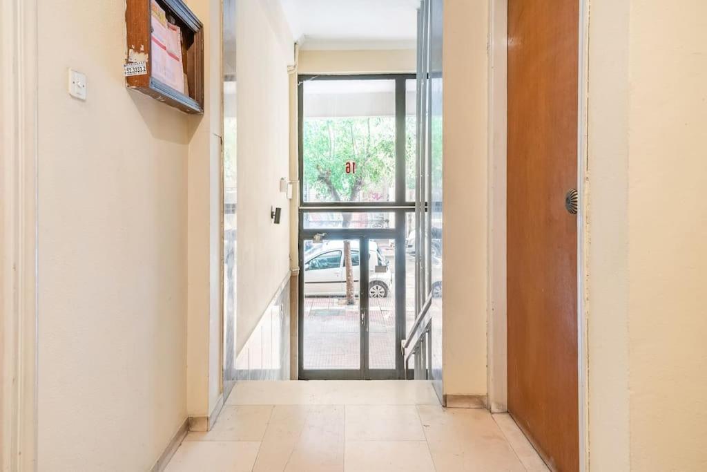 Chic Apt Near Acropolis - Avdi Square Atenas Exterior foto