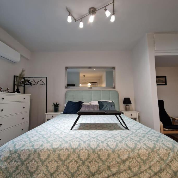 Chic Apt Near Acropolis - Avdi Square Atenas Exterior foto