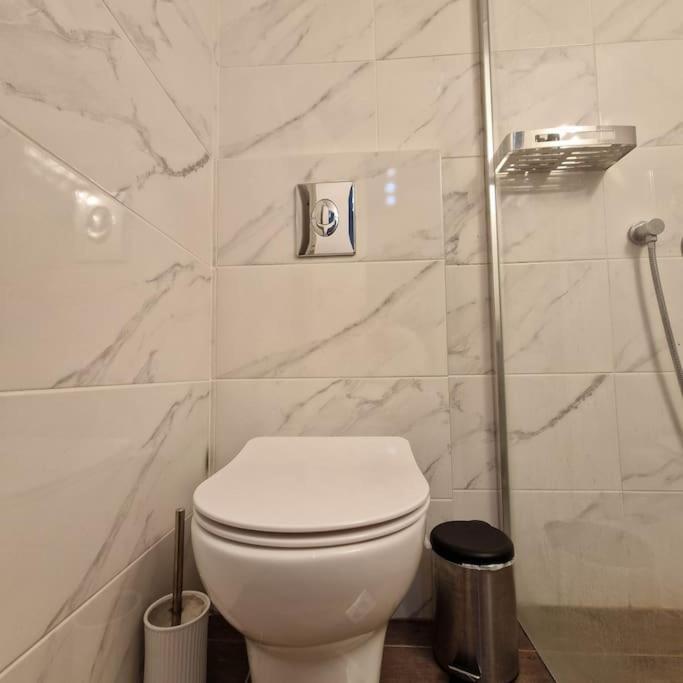Chic Apt Near Acropolis - Avdi Square Atenas Exterior foto