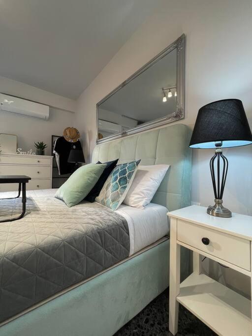 Chic Apt Near Acropolis - Avdi Square Atenas Exterior foto